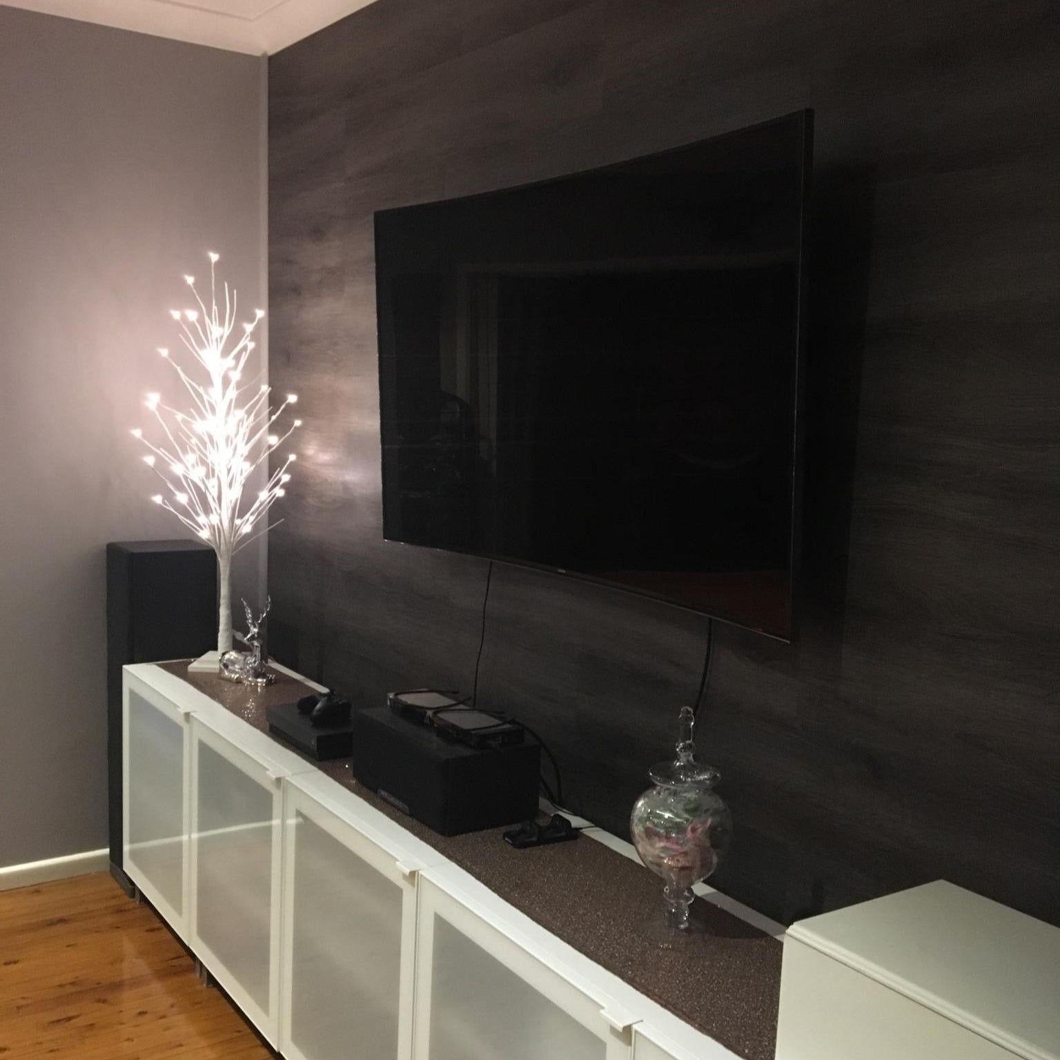 Luxuary Vinyl Gym Planks as a feature walll